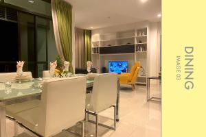 Stylish Condo w. Pool View 2F