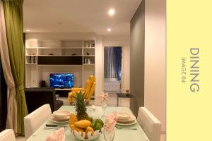 Stylish Condo w. Pool View 2F