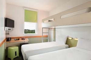 Standard Double Room with Two Single Beds and One Bunk Bed room in ibis budget Antwerpen Centraal Station
