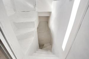 GuestHost - Mirror House Central Apartment