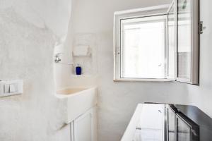 GuestHost - Mirror House Central Apartment