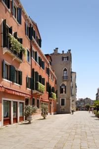 Palazzo Del Giglio hotel, 
Venice, Italy.
The photo picture quality can be
variable. We apologize if the
quality is of an unacceptable
level.