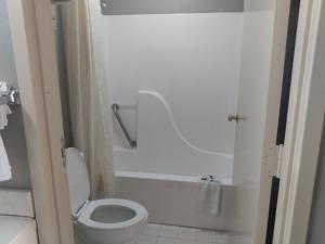 King Room - Smoking  room in America's Best Value Inn Clarksdale