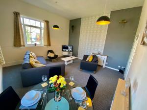 4 Single beds or 2 Doubles - FREE PARKING SPACES - SMART TVs - City Centre Spacious flat