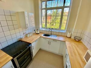 4 Single beds or 2 Doubles - FREE PARKING SPACES - SMART TVs - City Centre Spacious flat