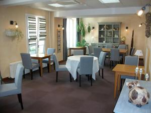 Hotels Logis Hotel Le Central : photos des chambres