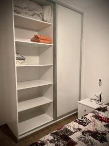 Coral Bay Modern Renovated apartment by the Sea