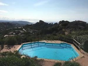 Casa di Maia, piscina, posto auto e giardino - Greuli 