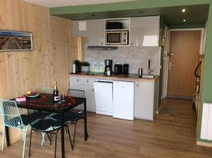 Appartements Les Obiones, Fort Mahon Plage, magnifique studio cabine 4p vue laterale mer avec balcon , parking prive gratuit, wifi, classe 2 etoiles, exposition plein sud en Baie de Somme : photos des chambres