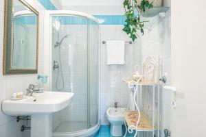 ⭑ ⭑ ⭑ ⭑ ⭑ Jewel on the seafront promenade img5