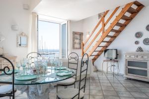 ⭑ ⭑ ⭑ ⭑ ⭑ Jewel on the seafront promenade img9