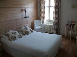 Hotels Logis Le Central : photos des chambres