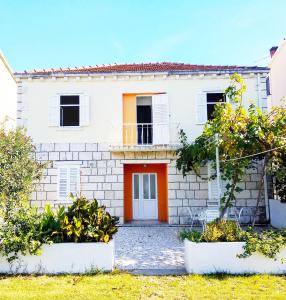 Old House Kate Čakelić