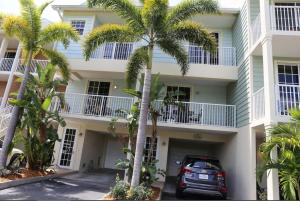 Beautiful New Luxury Townhome with Private Beach and Swimming Pools