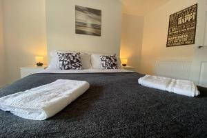 Contemporary 2 Floor Flat with Sea Views!