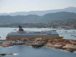 Villas Mini villa climatisee - Vue mer - Mer a 50 m - Jardin et 2 terrasses 300 m2 : photos des chambres