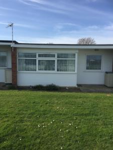 2 bed dog friendly chalet on sunbeach Scratby