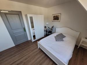 Hotels LA GRANDE BRUYERE : photos des chambres