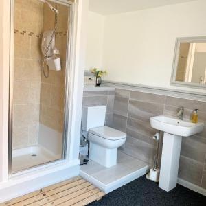 Twin Room with Shower room in The Traveller's B&B