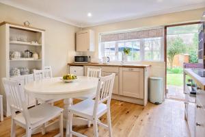 BRAMLEY FALL COTTAGE ON SITE EV POINT - Attached Cottage,3 Separate Bedrooms -1 on ground level, SLEEPS 6, 2 Bathrooms, Sandy Wittering Beach 8min drive, Rural Location, Child friendly, Small Breed Dog Friendly, Private Parking