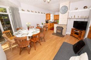 The Bungalow at Seaways, Sleeps 11 +