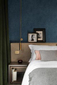 Deluxe Double Room with Side Sea View