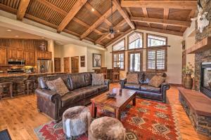 Deck and Fire Pit Family-Friendly Lakeside Retreat