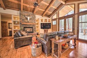 Deck and Fire Pit Family-Friendly Lakeside Retreat