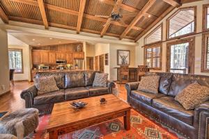 Deck and Fire Pit Family-Friendly Lakeside Retreat