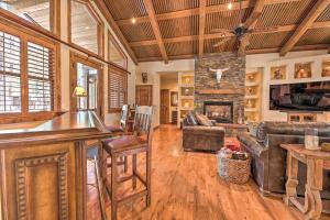 Deck and Fire Pit Family-Friendly Lakeside Retreat