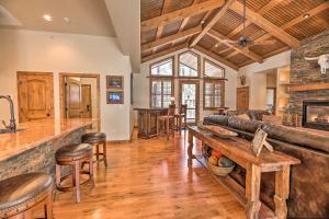 Deck and Fire Pit Family-Friendly Lakeside Retreat