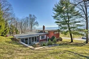 Cozy Home with Private Patio and Views, Hiking On-Site - Belleville