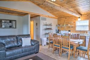 Cabin Retreat on Table Rock Lake w Fire Pit!