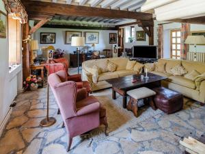 Maisons de vacances Castle in le Veurdre near Route Compostella : photos des chambres