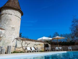 Beautiful Castle in Le Veurdre with Private Pool