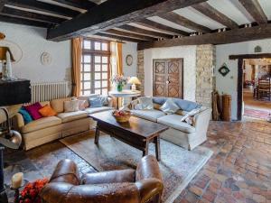 Beautiful Castle in Le Veurdre with Private Pool