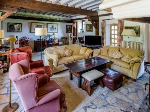 Maisons de vacances Castle in le Veurdre near Route Compostella : photos des chambres