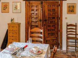 Maisons de vacances Castle in le Veurdre near Route Compostella : photos des chambres