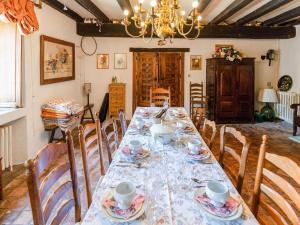 Maisons de vacances Castle in le Veurdre near Route Compostella : photos des chambres