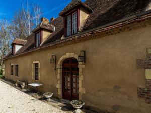 Beautiful Castle in Le Veurdre with Private Pool