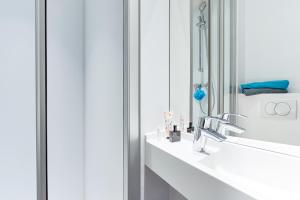 Hotels hotelF1 Annecy Argonay : Chambre Cabrio avec Salle de Bains Privative