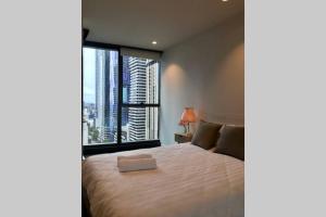 2BR on La Trobe - Iconic Views! Near Melb Central