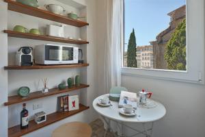 Via Avelli, 4 - Daniela - Florence Charming Apartments - Delightful and bright 3rd-floor apartment without elevator, overlooking one of Florences most beautiful squares, Exceptionally located for exploring the city