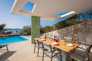 Villa Tela with Pool