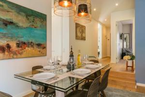 Central 2BDR Apartment with Balcony by LovelyStay