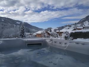 Appartements A4 km de Megeve tres joli studio avec jacuzzi ,vue sur les montagnes au calme : photos des chambres