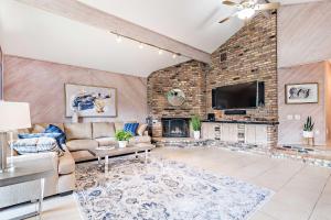 4 Mi to Lake Worth Pier Waterfront Gem with Hot Tub