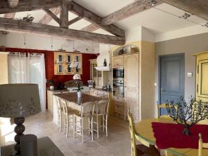 Villas Cozy Villa in Roquemaure With Private Swimming Pool : photos des chambres