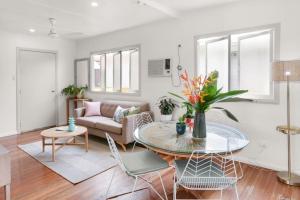 Tropicana Bungalow - Retro Getaway