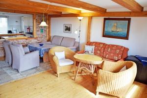 Ferienhaus mit Reetdach und Seebli